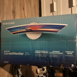 SAMSUNG Essential Curved Monitor 27”