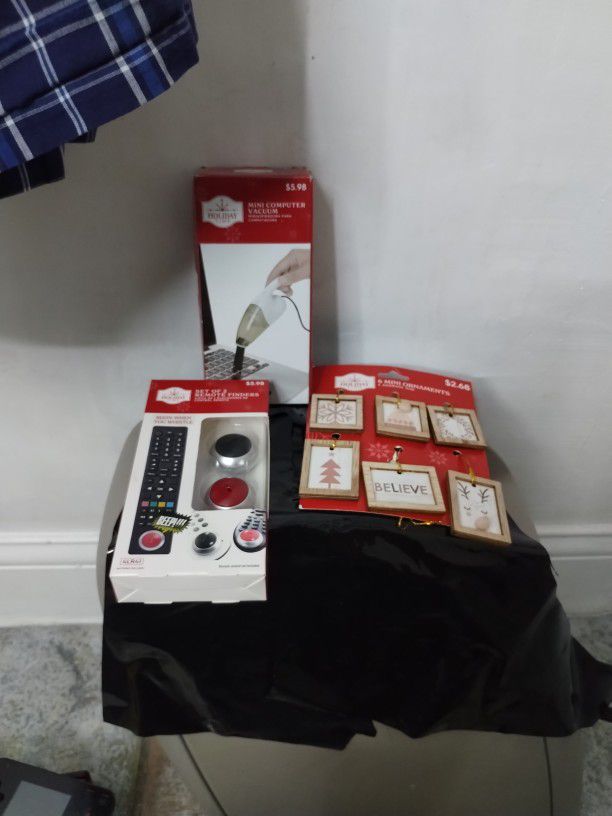 Set Of 2 Remote Finders, Mini Computer Vacuum, 6-piece Mini Ornaments 