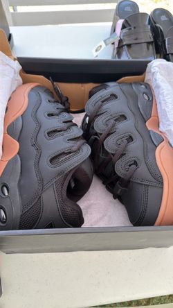 Tenis nuevos para hombre size 9.  $60 O mejor oferta