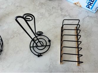Paper towel holder