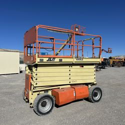 2015 JLG 4069LE Electric Scissor Lift 481 hours last service 11/13/25 40 feet high 800 pounds inside and outside using