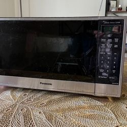Panasonic NN-SN975S Genius Sensor Microwave Oven – 1250W, 2.2 Cu. Ft. – Cyclonic Wave Inverter Techn