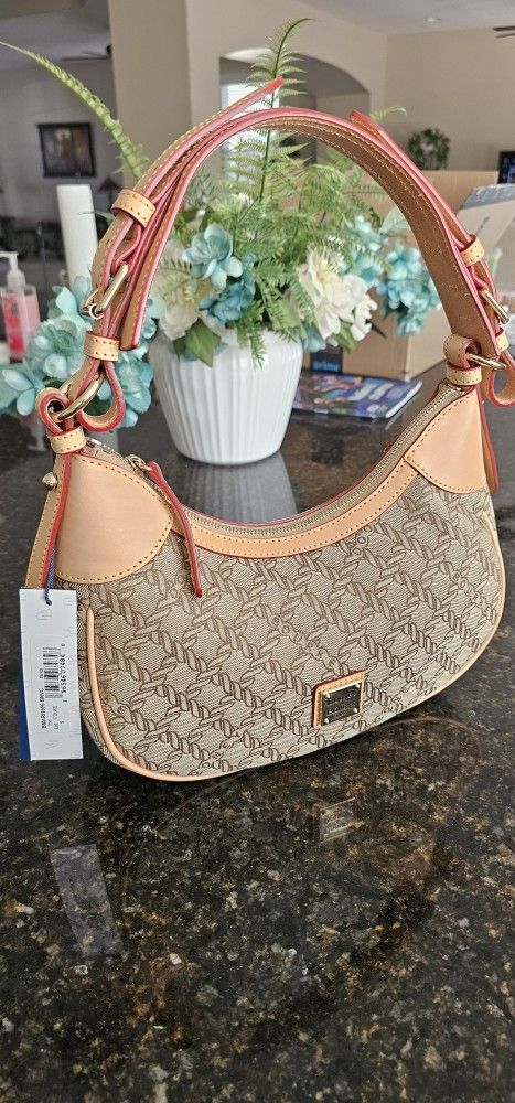 ***Authentic Dooney & Bourke Small Shoulder Bag***