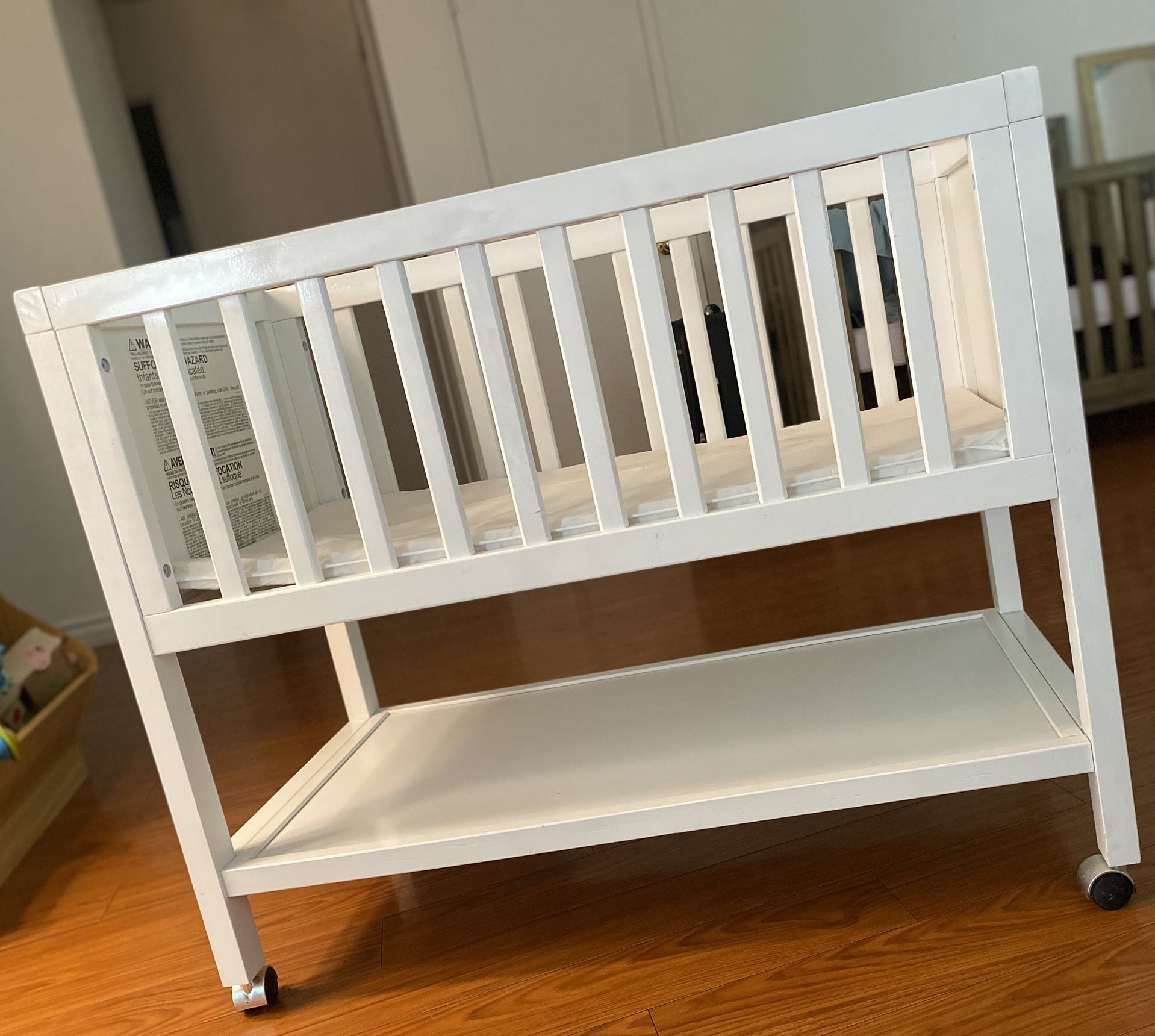 Mini baby crib with wheels And Mattress portable bassinet