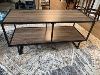 Modern Coffee Table with Storage Shelf – Great Condition