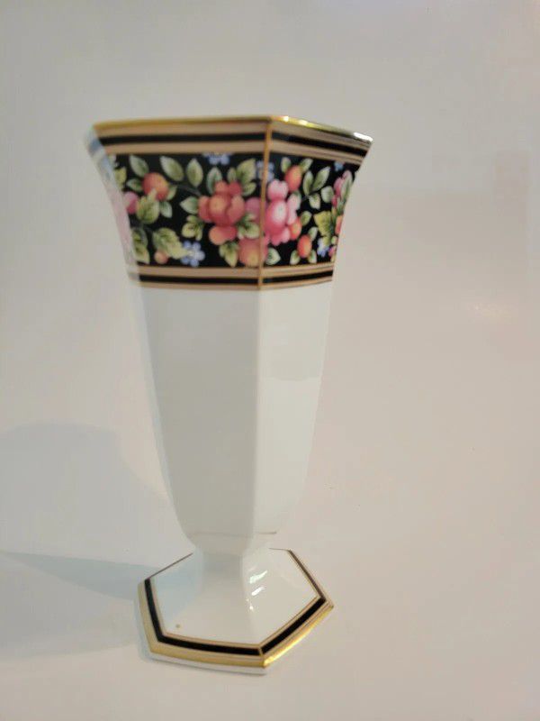 Wedgwood Bone China Clio Vase, hexagonal 6.5" tall. Made in England 1992