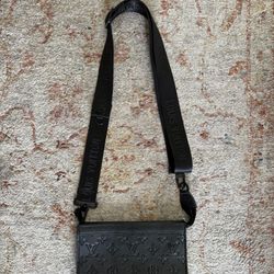 Mens/Womens LOUIS VUITTON Gaston Wearable Wallet (BLK)