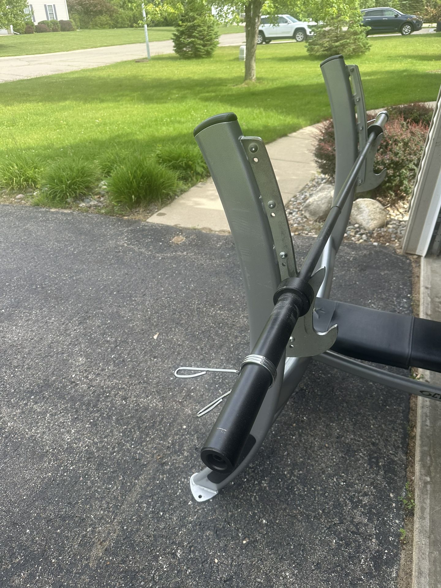 Cybex Weight Bench w/ bar