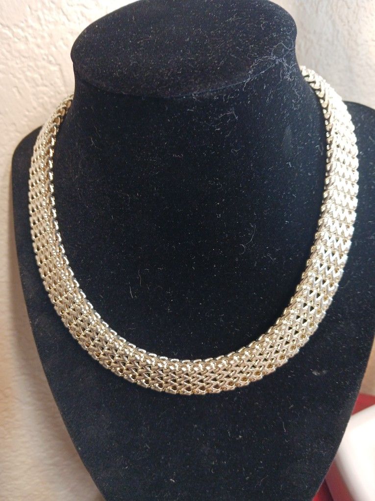 Fashion(Magnetic Clasp) Silver Tone Necklace With Matching Bracelet