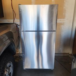 Whirlpool 18.2-cu Ft Top- Freezer Refrigerator (Stainless Steel)
