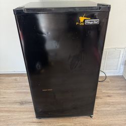 Magic chef mini fridge in black.