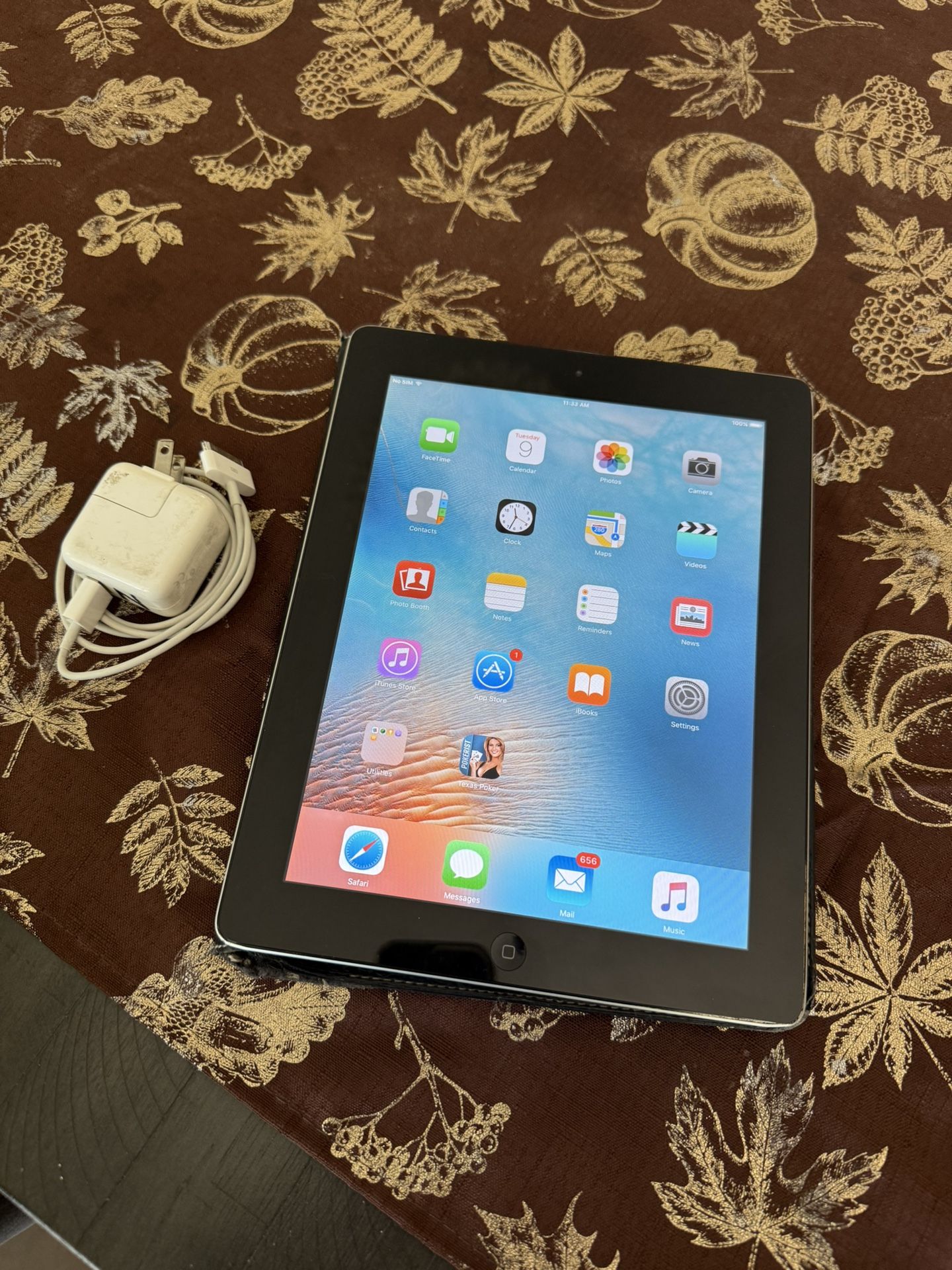 IPAD 64gb the charger and the leather case included