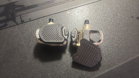 White Cycling clip in peddles from LOOK
