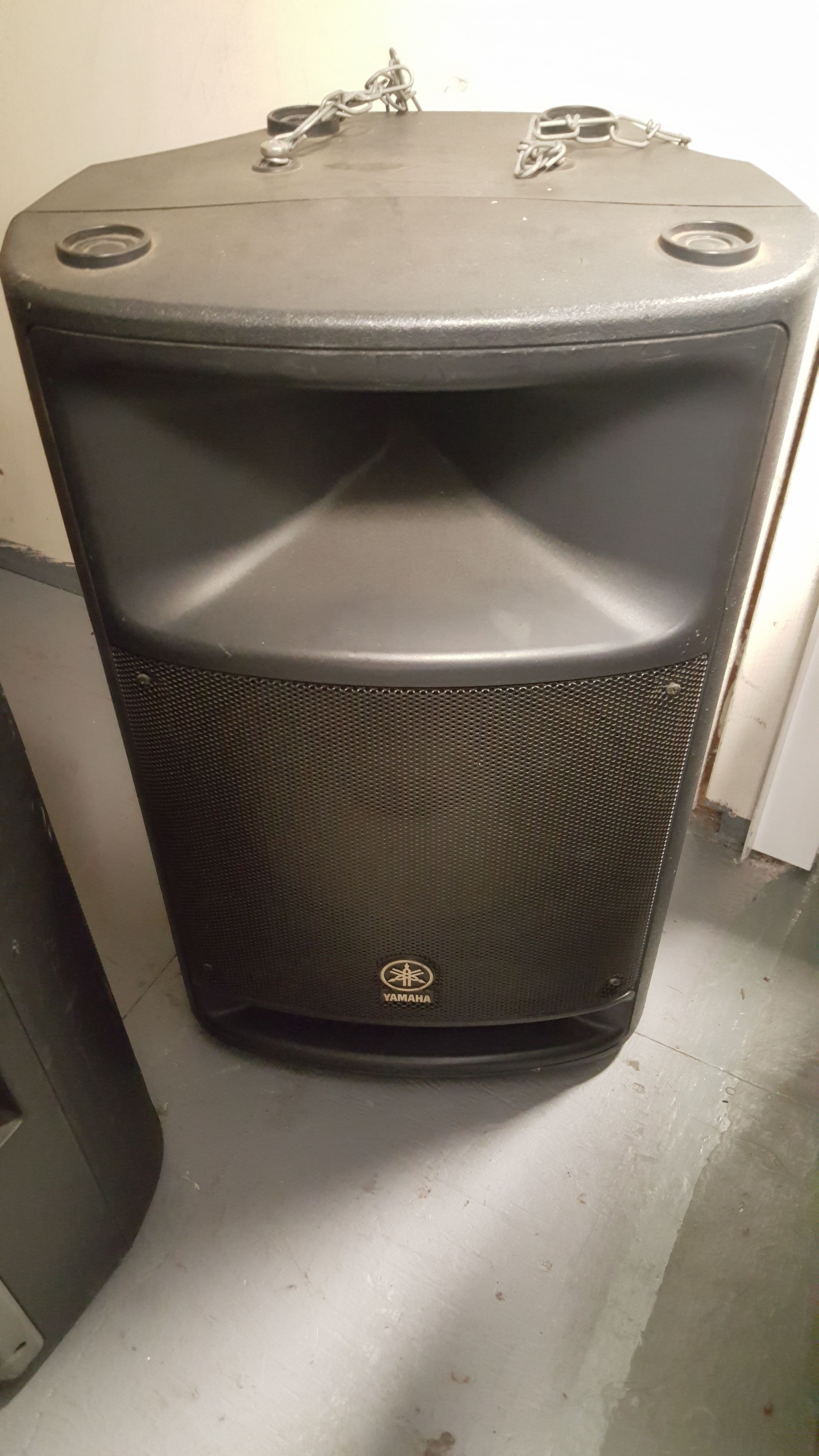 Two Yamaha MSR400 Speakers w/stands