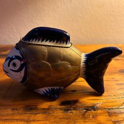 ADORNO ANTIGUO PORCELANA Y BRONCE DISEÑO PEZ