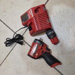 Milwaukee M12 Stubby 3/8 Whit Battery And Charger 