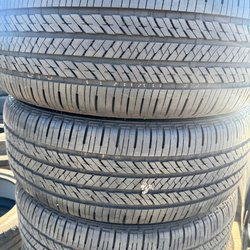 235-55R20 Bridgestone tires excelente condición de vida 80%life
