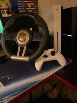 Xbox One in excellent condition with 2 controllers and GTA V and Minecraft