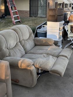 La-Z-Boy Reclining Loveseat – Must Go Today! ($100 Firm)
