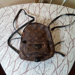Louis Vuitton Slippers and Hat Set for Sale in Tampa, FL - OfferUp  Louis  vuitton slippers, Louis vuitton monogram bag, Chanel jelly sandals