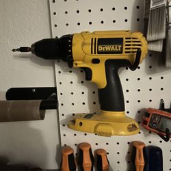 Dewalt 18v Screw gun And Batteries 