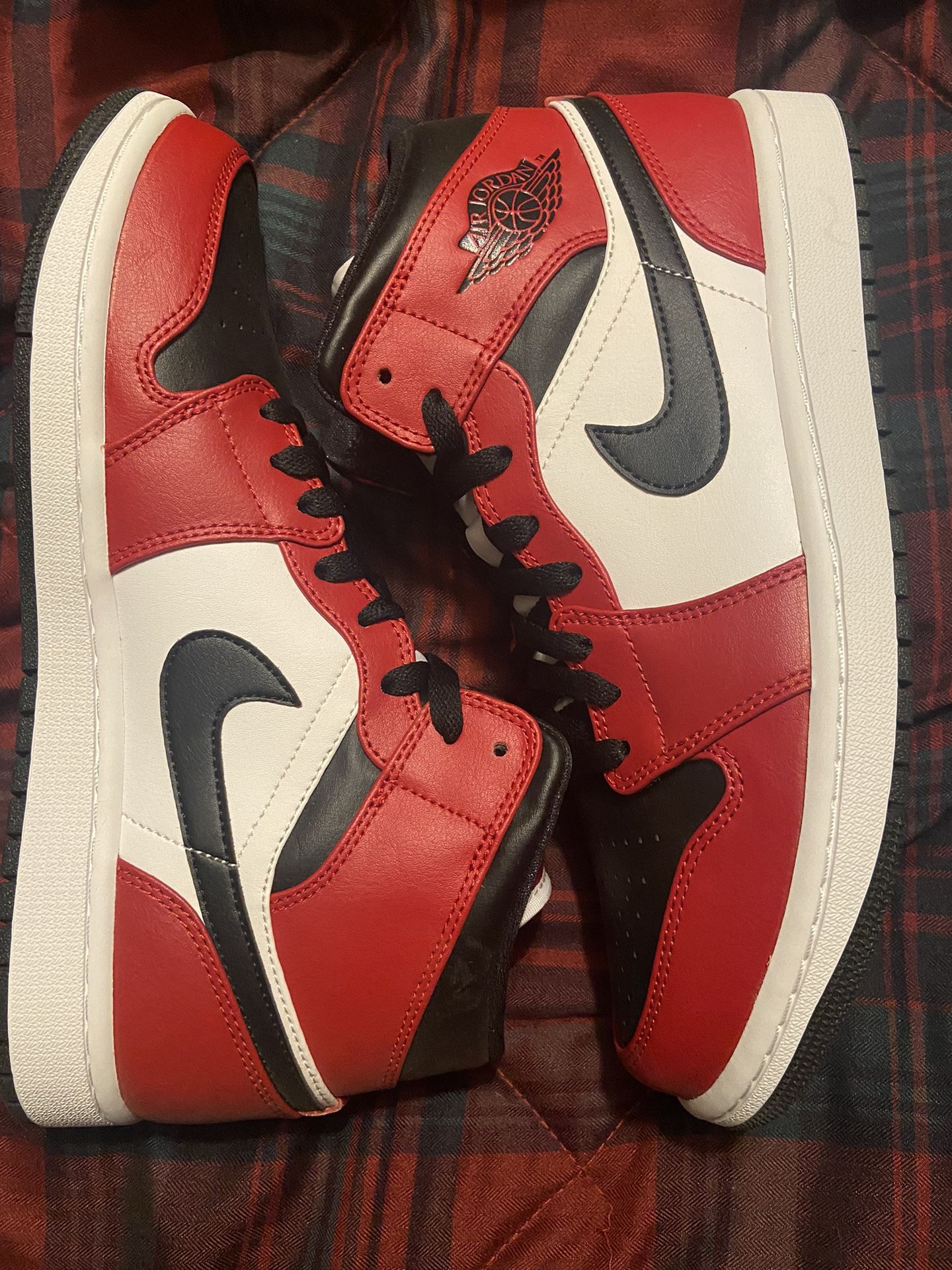 Air Jordan Mid Chicago Toe DS Size (Damaged Box)