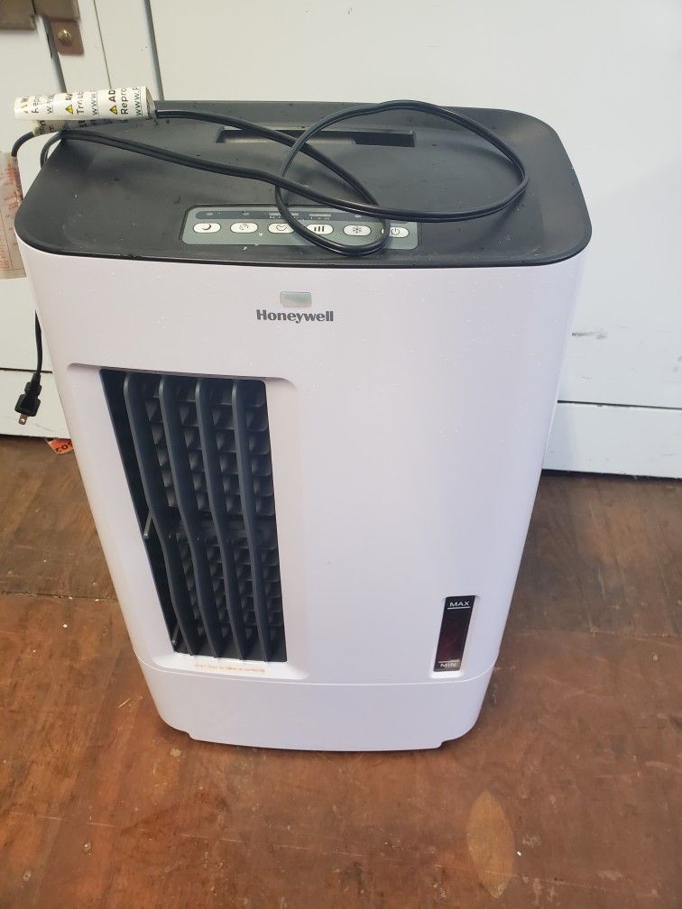 Honeywell CS071AE Evaporative Air Cooler For Indoor Use in Small