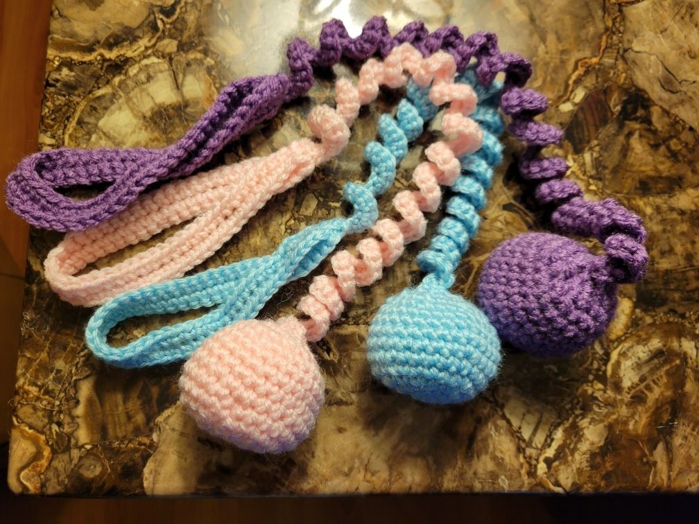 Crochet pet bouncy toy with soft sounding jingle bells