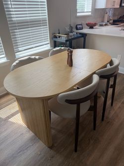 Extendable wood dining table