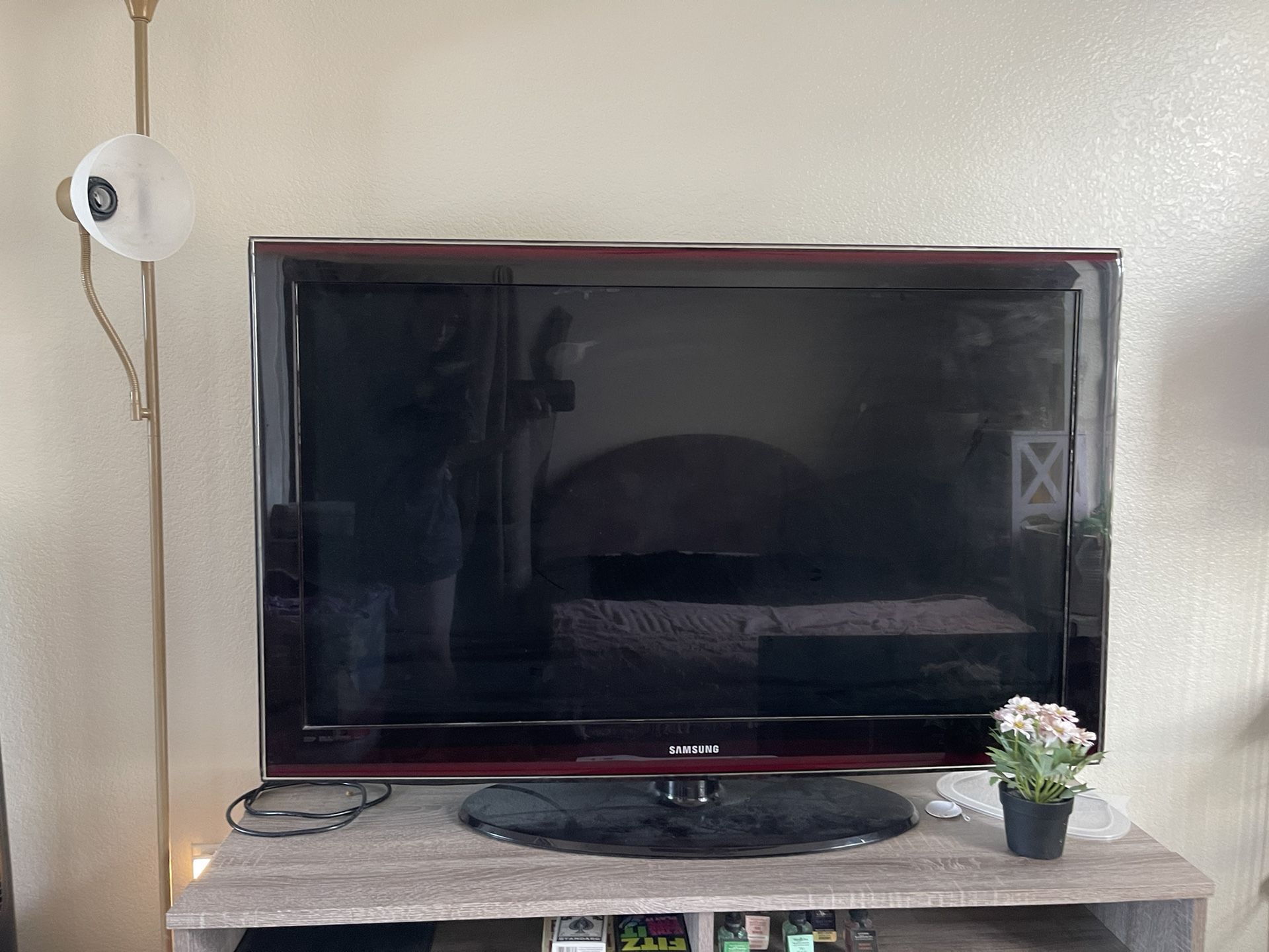 Samsung Flat Screen 40” 1080p w Roku remote