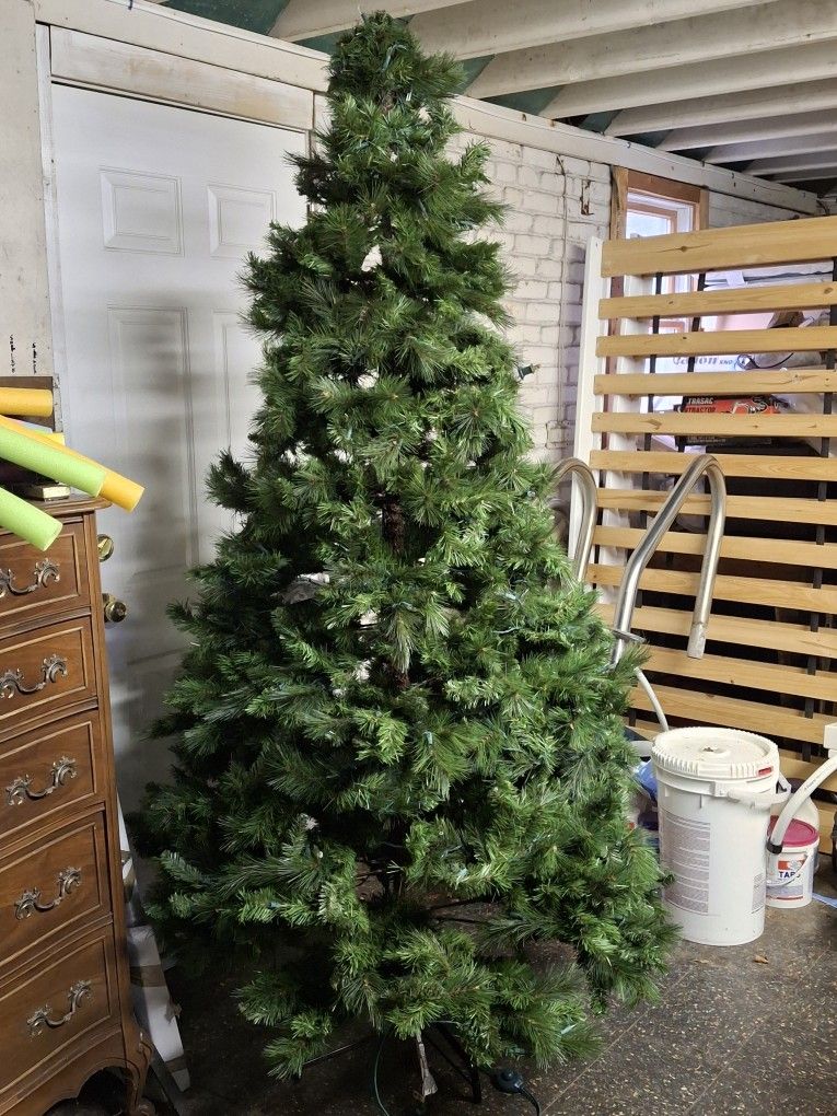 7.5 Ft. Artificial Christmas Tree With Lights