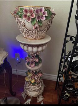 Vintage Italian Capodimonte pedestal and jardinier set