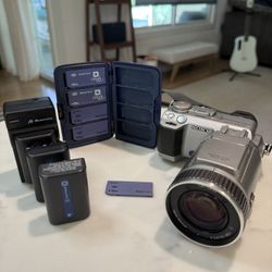 Sony Cyber-shot F707 NightShot Camera Bundle Carl Zeiss 10x Zoom 