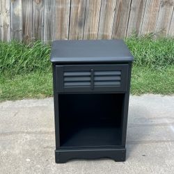  18”W x 14”D x 27”H