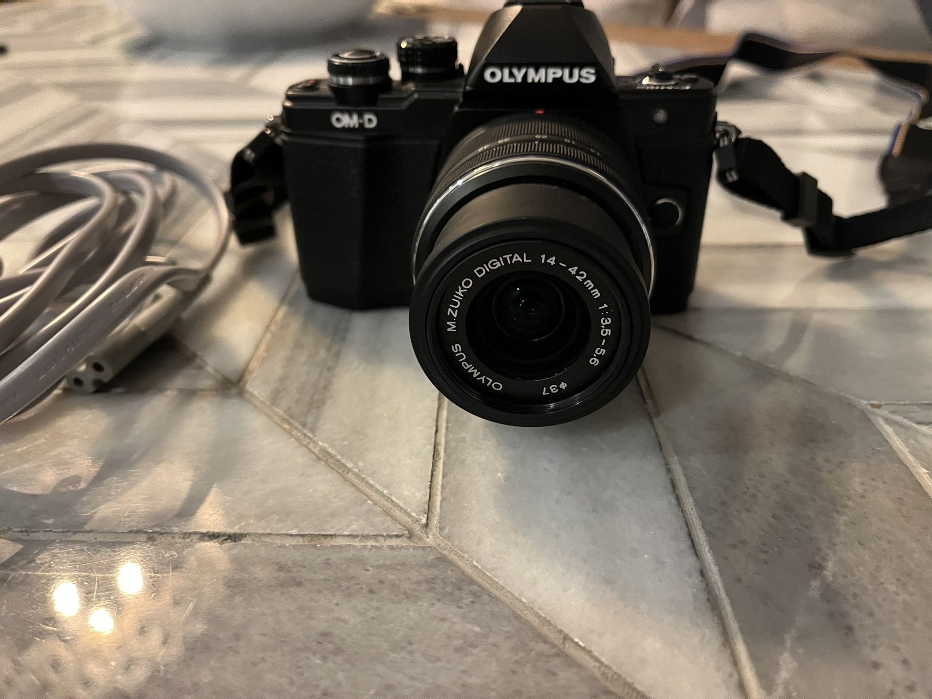Olympus OM-D E-M10 Mark II Mirrorless Camera, Black with Olympus M. Zuiko 14-42mm f/3.5-5.6 II R Lens, Black