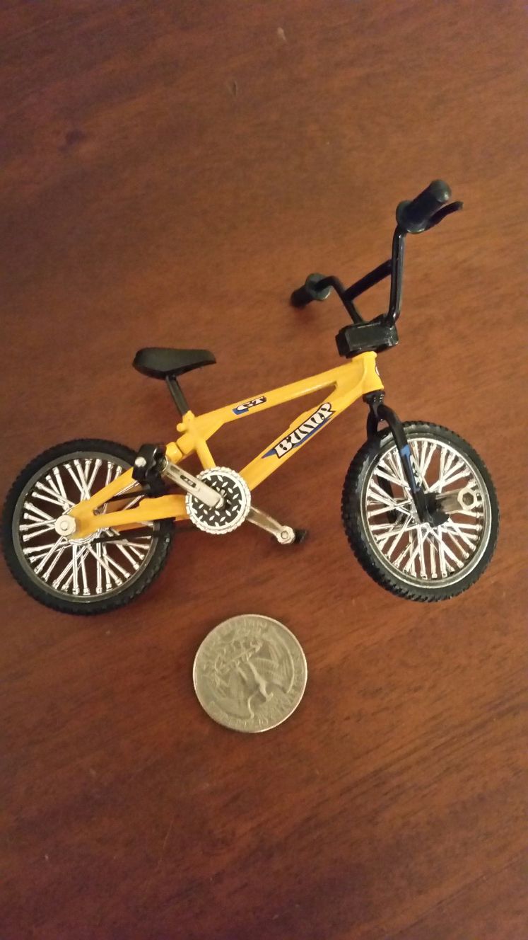 COLLECTABLE METAL TOY BICYCLE