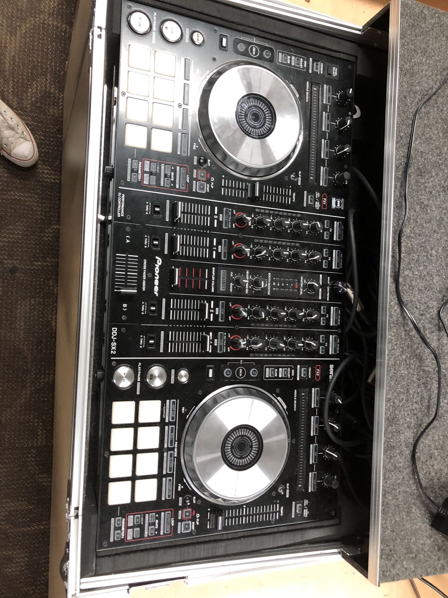PIONEER DJ CONTROLLER W / HARD CASE & CABLES !! Negotiable!!