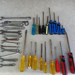 Mixed Tool Set 31 Ct Wrenches And Screwdrivers