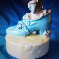 Vintage 1978 Beatrix Potter Mice in Shoe Rotating  Music Player - plays "Getting to Know You"
