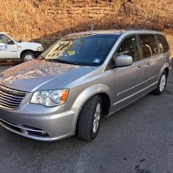 CHRYSLER TOWN AND COUNTRY  2016