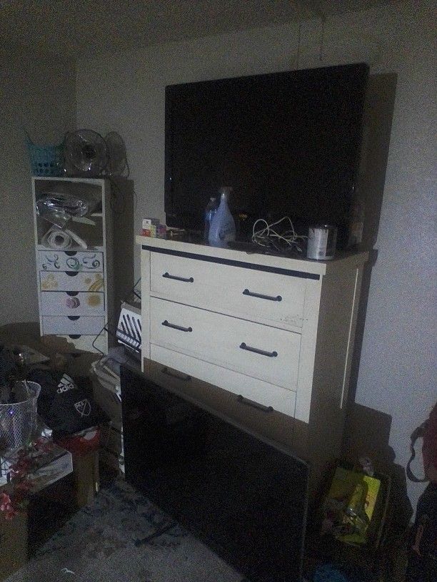 Moving Sale, T.V.'s, Bed Set With Matching End Tables, Dresser, Etc. Water Pipe, +++
