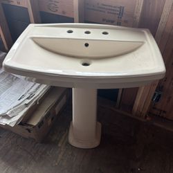 Sink De Pedestal Es Nuevo Pero Tiene Una Rajadura Que No Se Nota