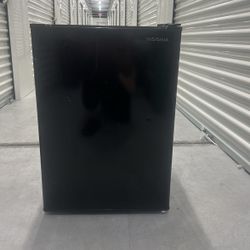 insignia mini fridge 
