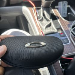 OAKLEY SUNGLASS LIKE NEW 
