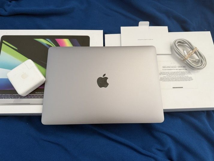 MacBook Pro 13inch M2 8GB / 256GB