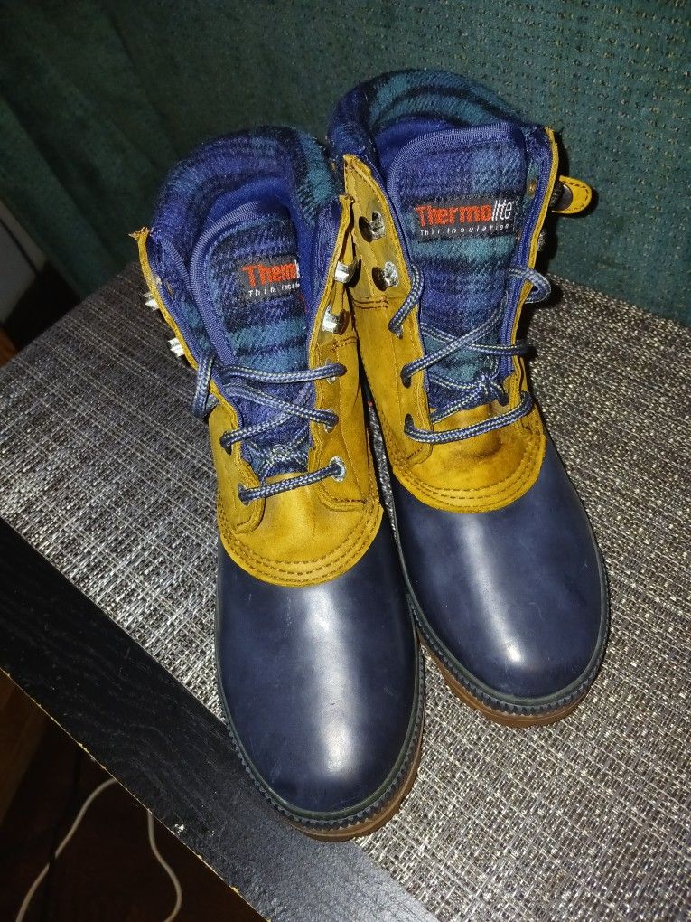 WOMANS BOOTS/SHOES