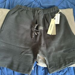 Black essentials shorts