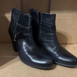 BOC BORN CONCEPT BLACK LEATHER CHUCKY HEEL ANKLE  BOOTS GOLD ZIPPER  SIZE 8 M (It’s Missing A Strap But It’s Functional).