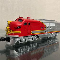 Santa Fe super chief LionChief set. WITH EXTRA TRACKS AND BAGGAGE CAR.