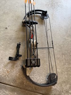 Bear Warrior God’s Country Camo 26” Compound Bow with Arrows in good shape!